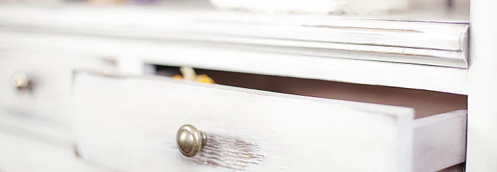 Offene Schublade eines weißen Schranks